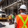 Obreros trabajando en un edificio
