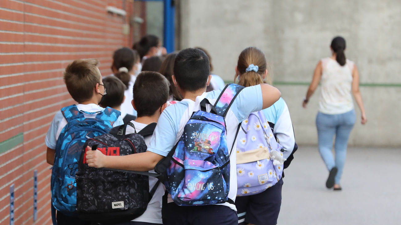 Un grupo de niños entra en un colegio