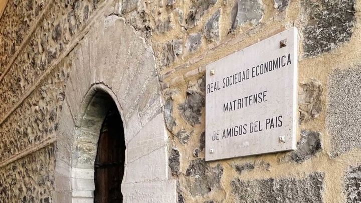 Arco de entrada a la Real Sociedad Económica Matritense / RSEMAP