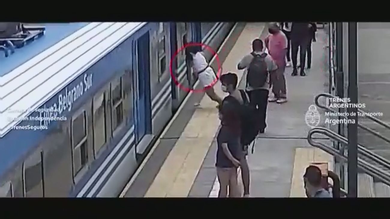 Milagro en una estación de tren: una mujer salva la vida tras perder el conocimiento y caer a las vías