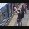 Milagro en una estación de tren: una mujer salva la vida tras perder el conocimiento y caer a las vías