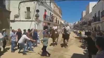 Una imprudencia grave: una mujer y su nieta, arrolladas por dos caballos en unas fiestas en Extremadura