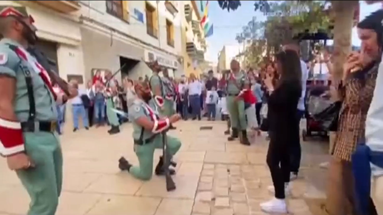Pedida de mano en plena procesión