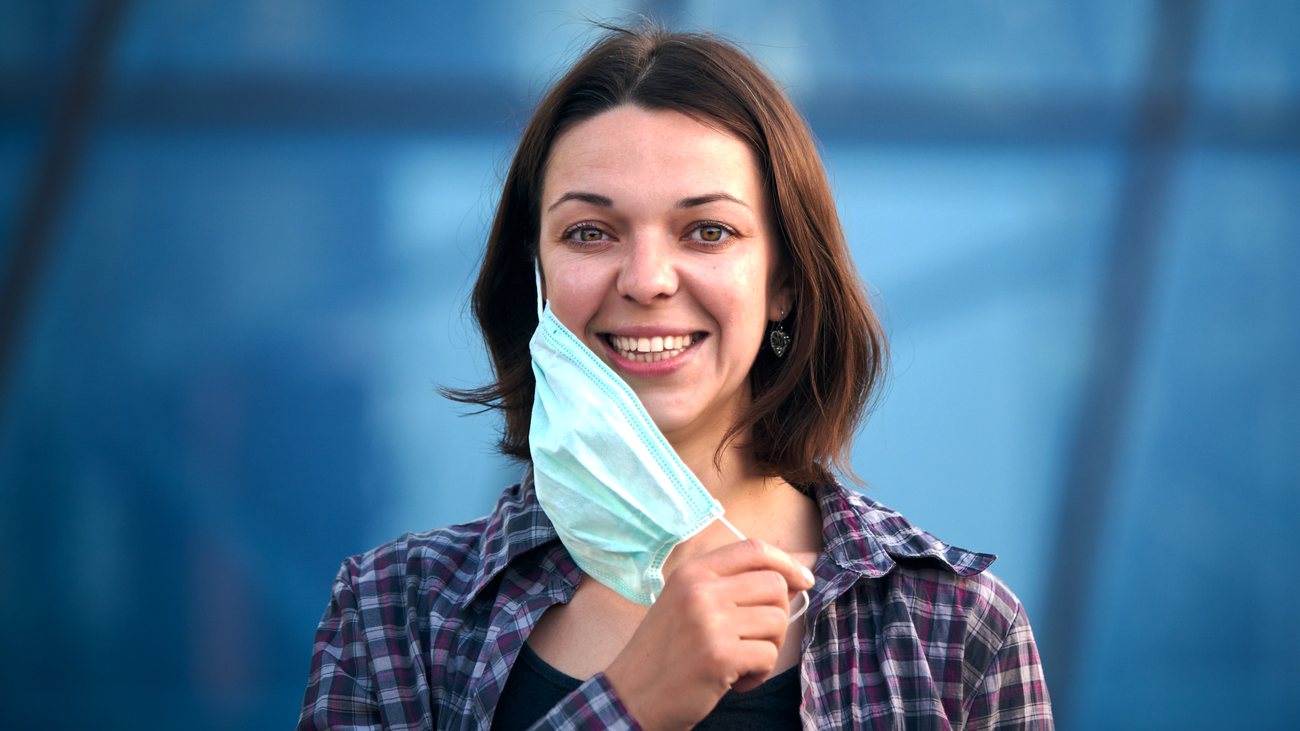 ¿Es pronto para la retirada de mascarillas en interiores?