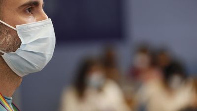 El lío de las mascarillas en los trabajos: "La regla general es que no"