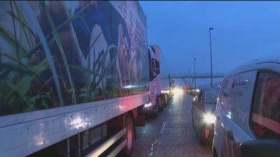 Las restricciones al tráfico pesado por nieve provocan retenciones y atasco de camiones en la A6 a la altura de Guadarrama