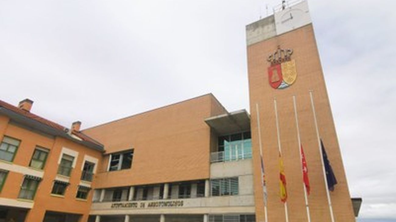 Ayuntamiento de Arroyomolinos con las banderas a media asta
