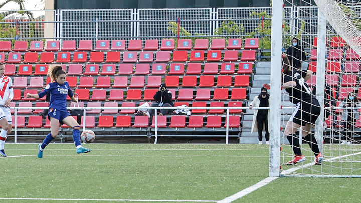 Olga Carmona ante la portera del Rayo Vallecano / @realmadridfem