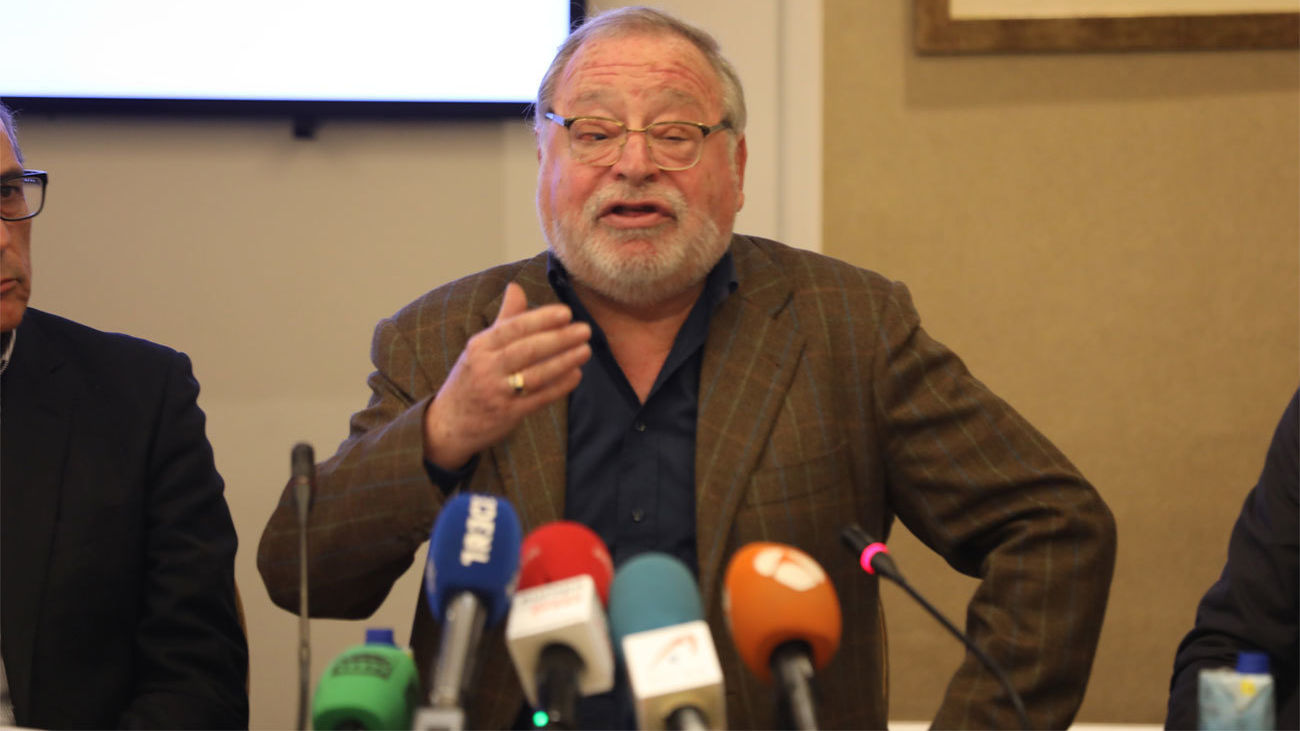 Fernando Savater y los jóvenes de Madrid premiados por la Comunidad de Madrid con la Gran Cruz del 2 de mayo