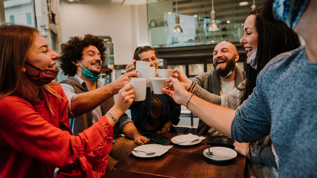 Los madrileños reaccionan ante la retirada de mascarillas: "Me siento como si no me hubiera puesto un jersey"