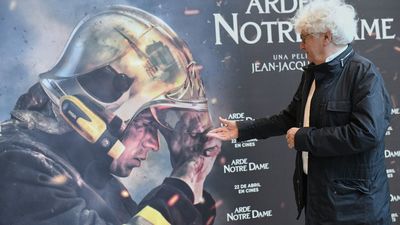 'Arde Notre Dame': Jean-Jacques Annaud  rinde homenaje a los bomberos que salvaron la catedral