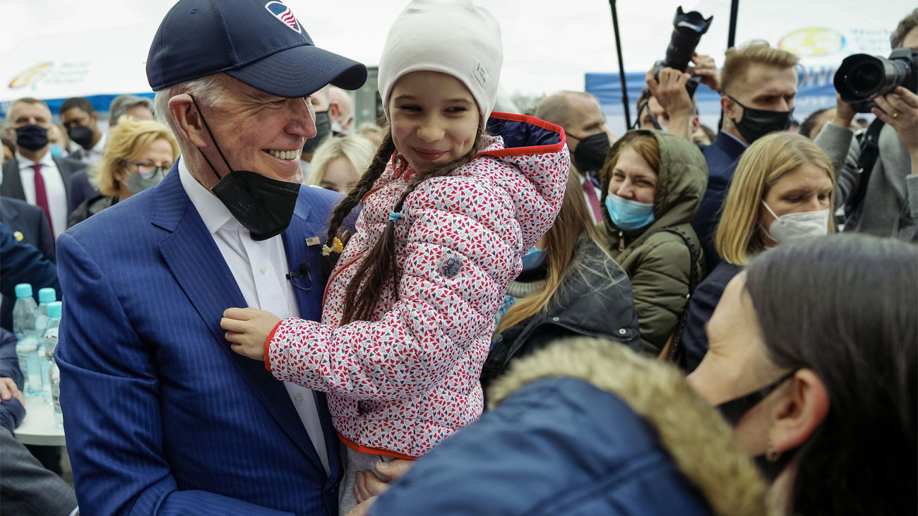 Biden en una visita a un grupo de refugiados ucranianos en Polonia