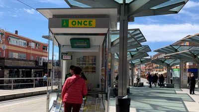 La ONCE estrena en Parla su nuevo modelo de quiosco