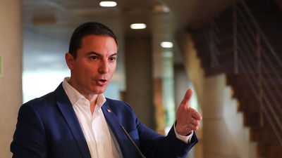 Ayuso reprocha a Juan Lobato que su padre esté vinculado en la compra de mascarillas del Ayuntamiento de Madrid