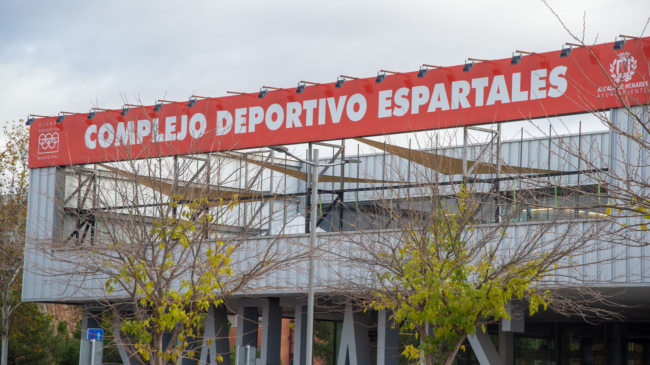 Entrada al complejo deportivo del barrio de Espartales, en Alcalá de Henares