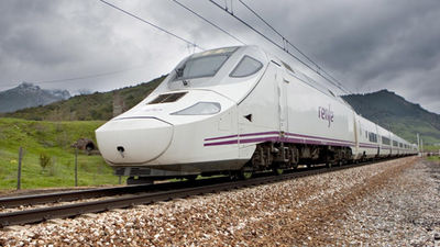 Retrasos en los trenes AVE entre Madrid y Segovia por el descarrilamiento de una máquina en Soto del Real