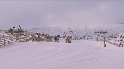 Valdesquí vuelve a abrir tras la nevada del miércoles en Madrid