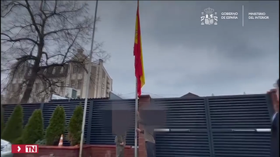 Los GEO de la Policía vuelven a izar la bandera de España en la embajada de Kiev
