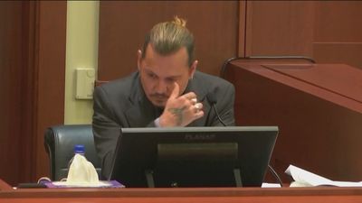 Johnny Depp, entre lágrimas al acabar el juicio por violencia contra su exmujer