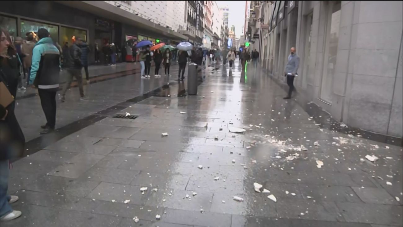 Cae una cornisa en la calle Preciados: se desprende un gran trozo de fachada sin dejar heridos