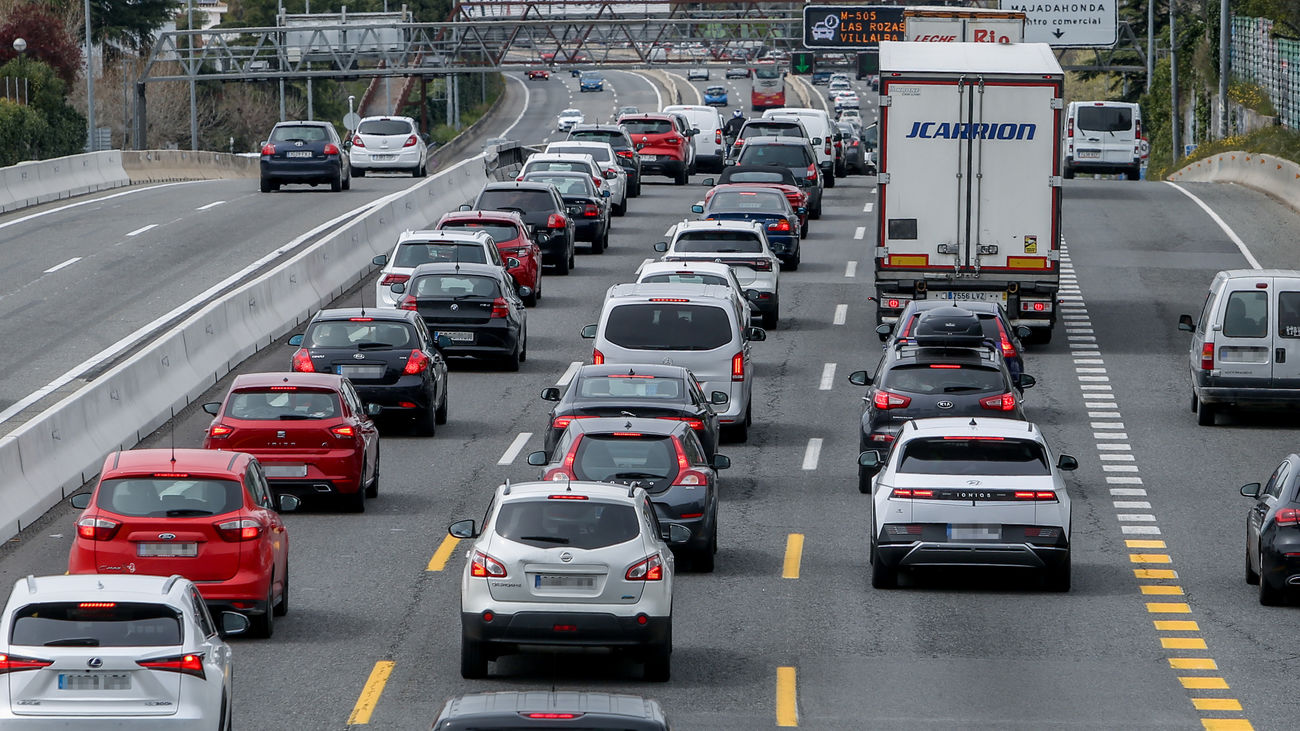 Atascos importantes en las carreteras de Madrid, sobre todo en la A-5, en la hora punta de este viernes