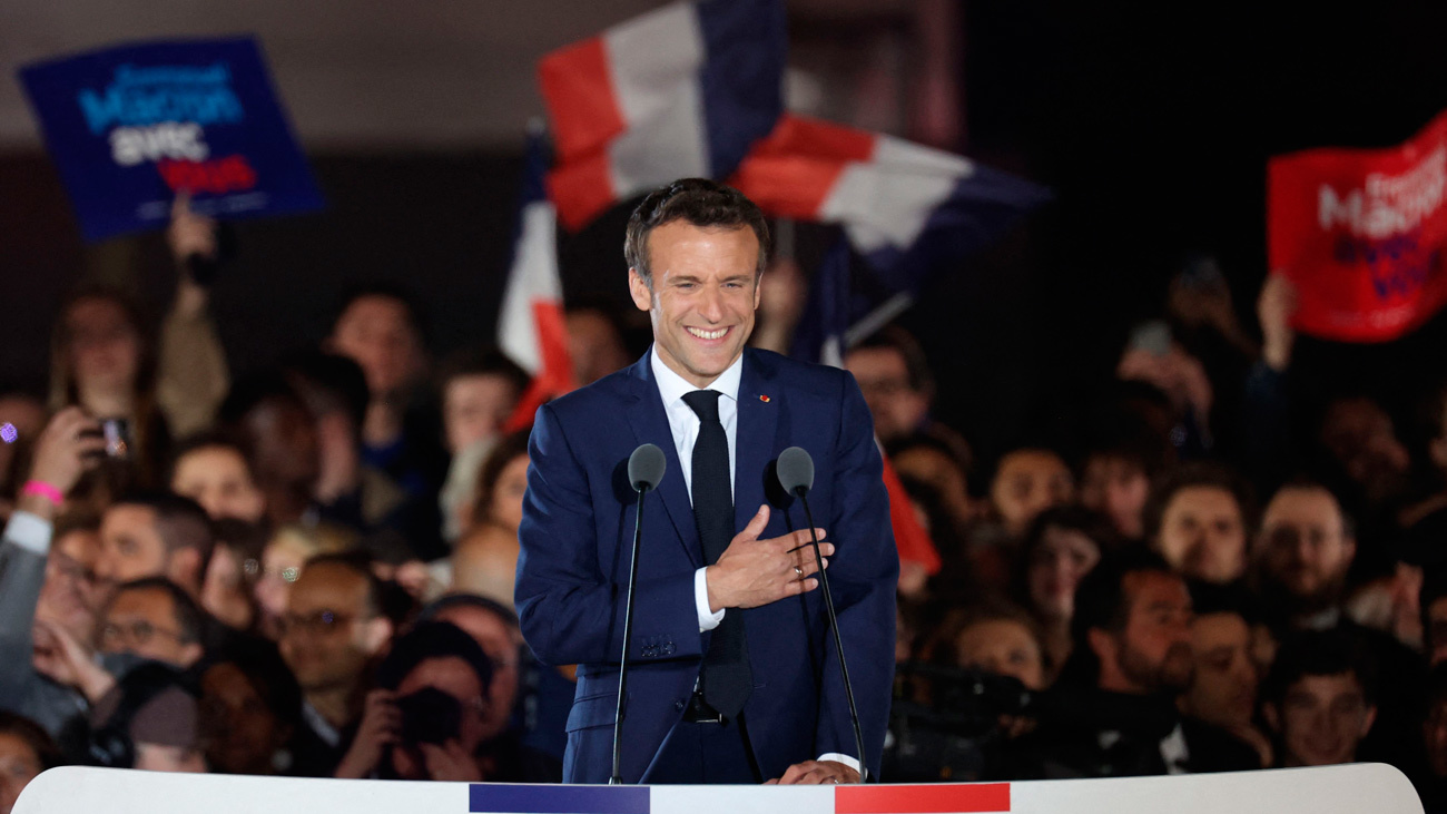 Emmanuele Macron saluda a sus seguidores en los Campos de Martes tras su victoria electoral