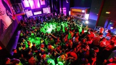 Pega un botellazo en la cabeza al vigilante  de una discoteca y simula luego un intento de suicidio