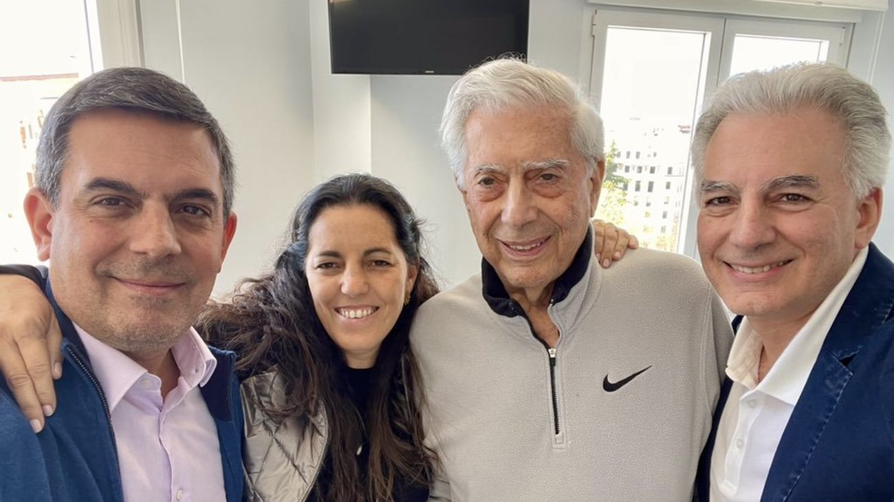Mario Vargas Llosa recibe el alta tras superar la Covid