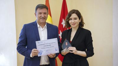 Ayuso recibe el Premio de Honor Villa de Humanes por el apoyo a los municipios durante la pandemia