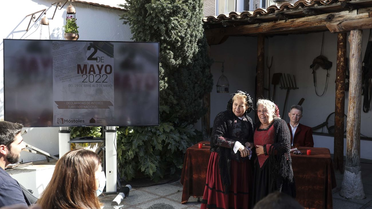 Dos mujeres ataviadas a la usanza de principios del siglo XVIII presentan las fiestas del Dos de Mayo en Móstoles