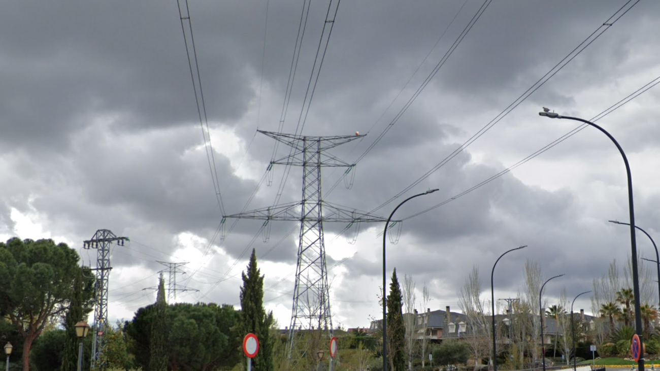 Cables de alta tensión sobre una zona residencial de Arroyomolinos