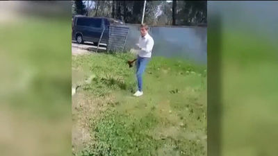 El alcalde de Caldes de Malavella (Girona) defiende su propiedad hacha en mano de unos 'okupas'