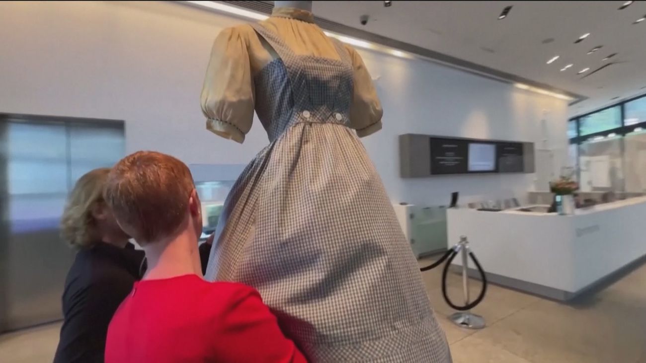Ahora puedes comprar el vestido que llevó Judy Garland en el Mago de Oz… si tienes un millón de euros