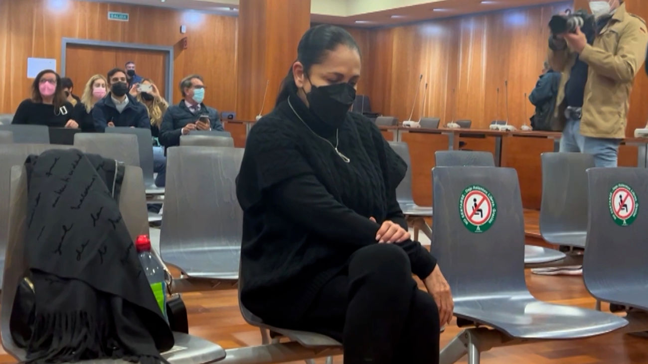 Isabel Pantoja sentada en el banquillo en el interior del juicio por un posible delito de insolvencia punible