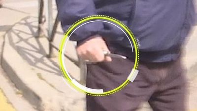 El padre del 'estafador de comercios' amenaza a un equipo de Madrid Directo con un arma blanca