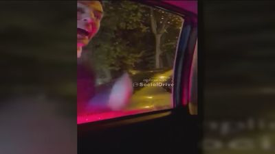 Discusión de tráfico: Un hombre la emprende a golpes contra la ventanilla de un taxi en pleno centro de Madrid