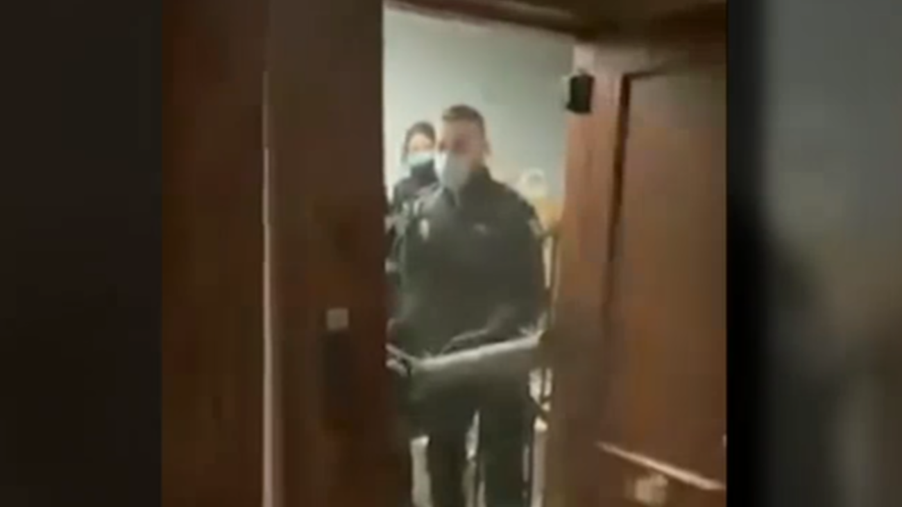 Agentes entrando en el piso