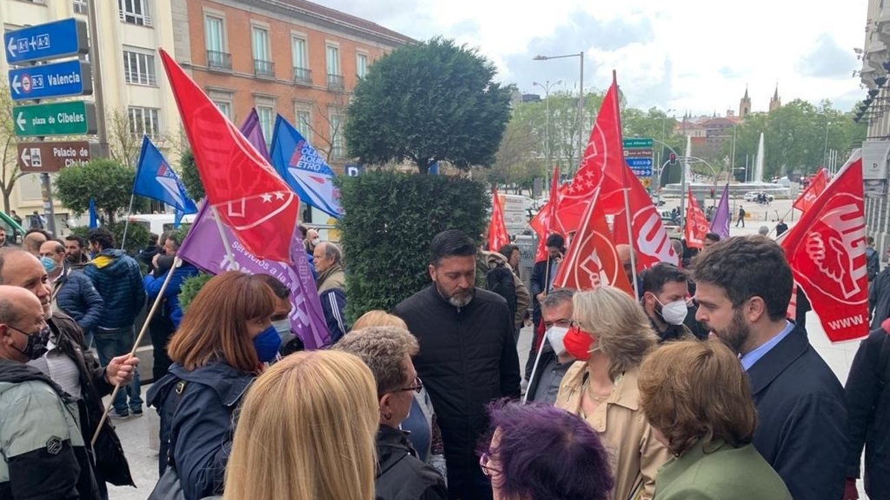 Paros en Metro Madrid y concentración de los trabajadores en protesta por el amianto