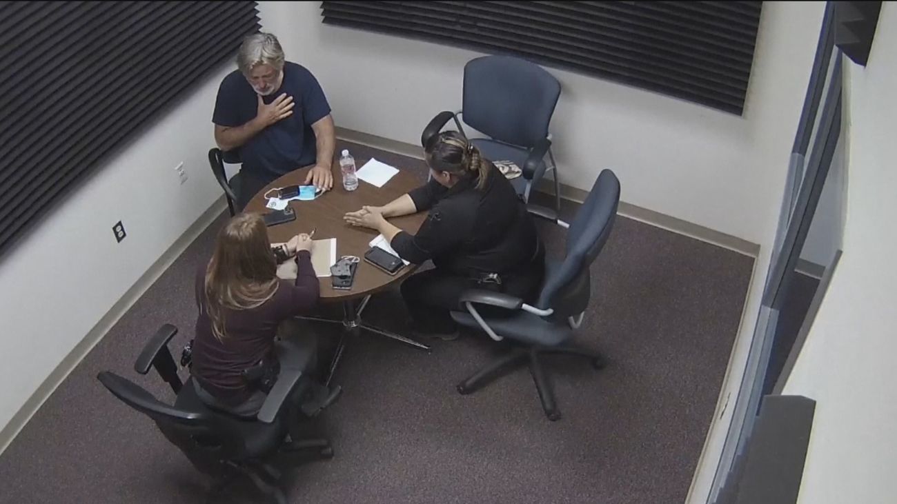 Así fue el momento en que Alec Baldwin se entera de la muerte de Halyna Hutchins