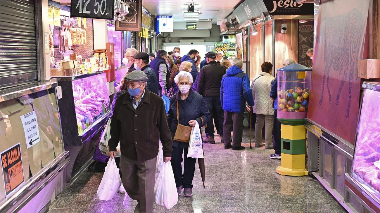 Los ciudadanos no lo tienen claro con la Covid: el 72% afirma que seguirá usando la mascarilla en interiores
