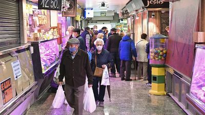 Los ciudadanos no lo tienen claro con la Covid: el 72% afirma que seguirá usando la mascarilla en interiores