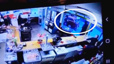 Brutal pelea a machetazos en las puertas de un bar en Getafe