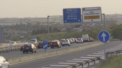 Circulación complicada en las carreteras en  la salida del primer puente de Mayo