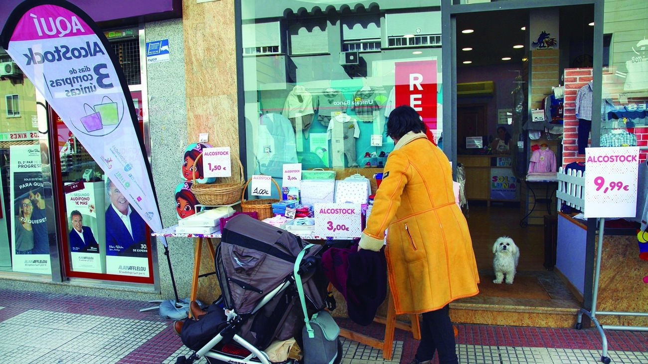 Tienda de proximidad en una calle comercial de Alcobendas