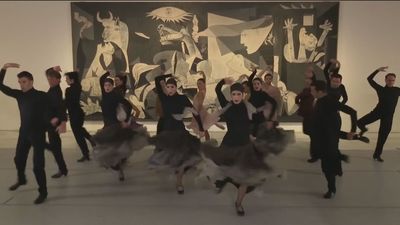 El Ballet Nacional y la Compañía Nacional de Danza bailan frente  al Guernica para condenar las atrocidades de la guerra