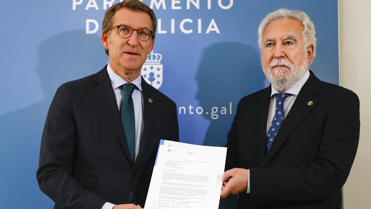 Feijóo entrega al presidente de la Cámara gallega, Miguel Santalices, su renuncia por escrito