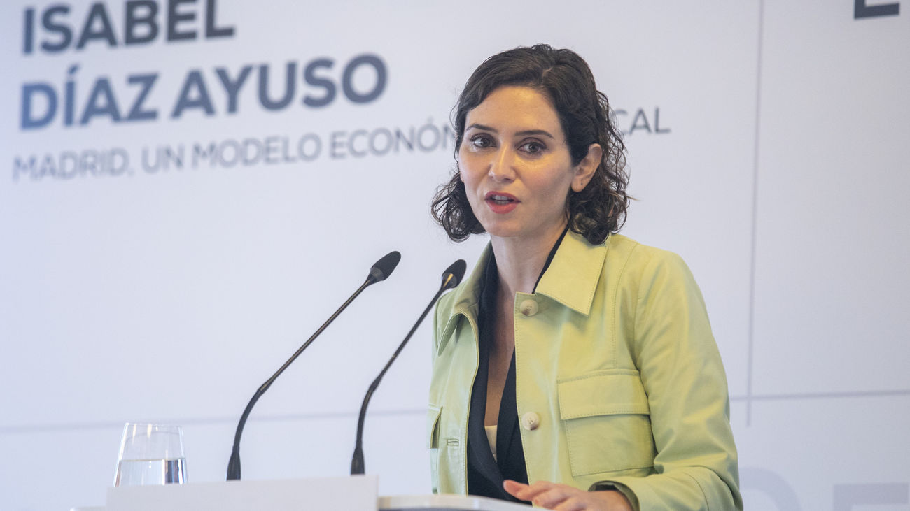 Ayuso mantiene que el Gobierno quiere prohibir el  vino y traslada su compromiso absoluto con la hostelería