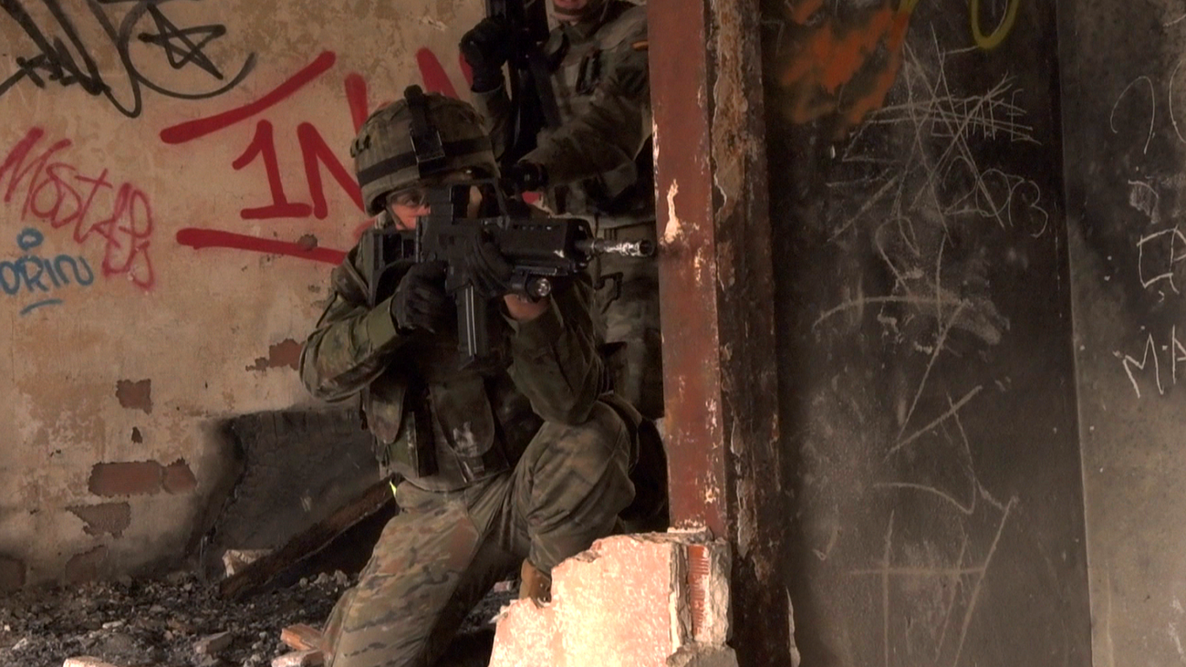 Así se instruye la Brigada Paracaidista en la Sierra de Madrid