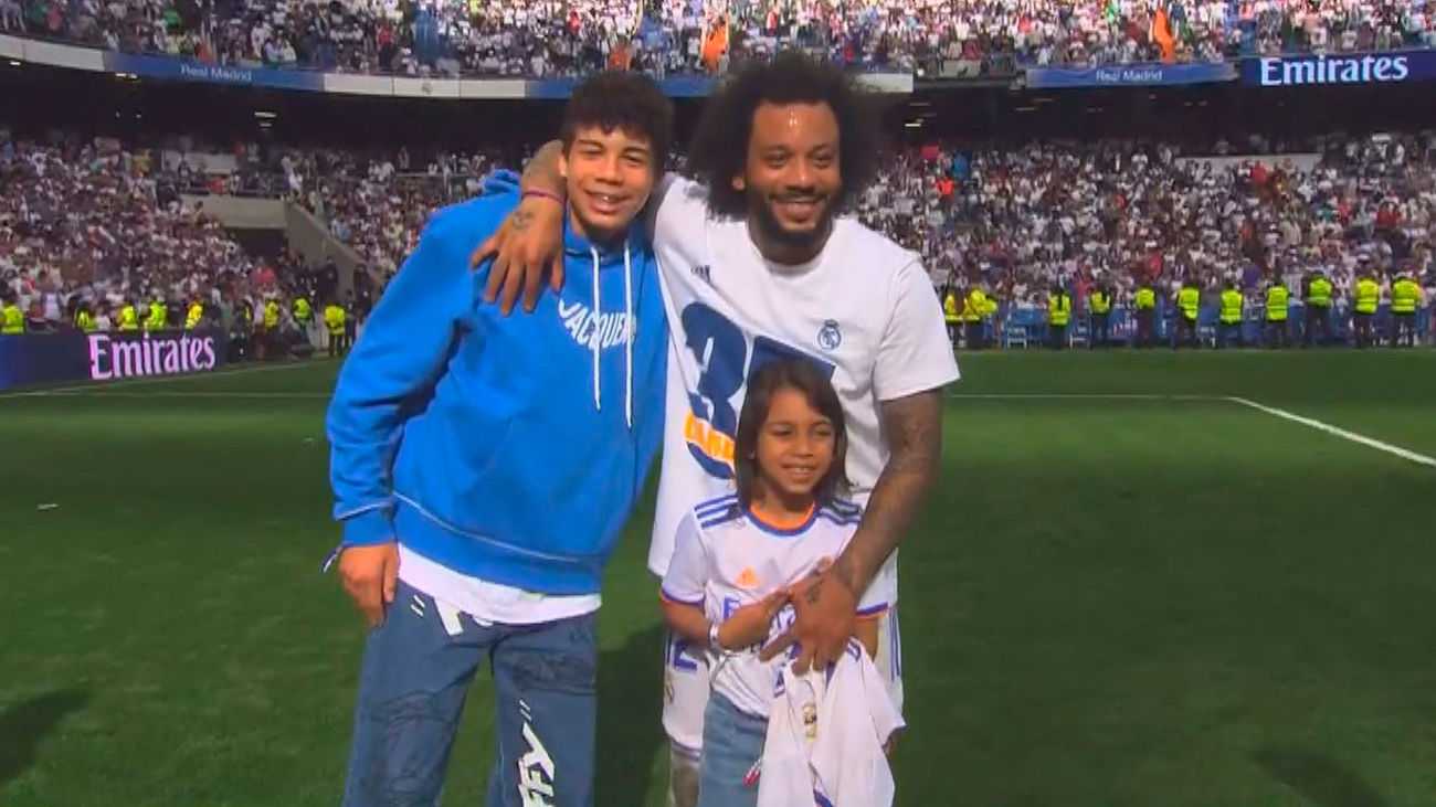 La alegría de Marcelo con sus hijos, el más laureado de la historia del Real Madrid