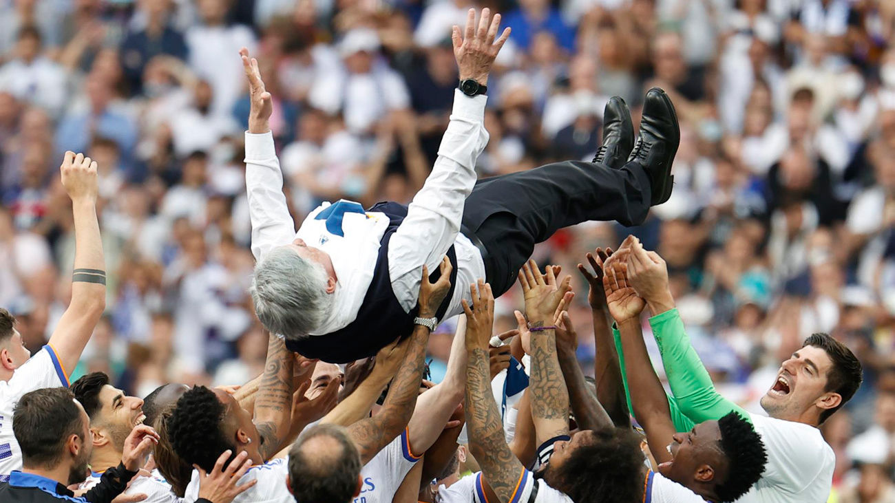 El manteo de Carletto, el hombre de las 5 grandes ligas